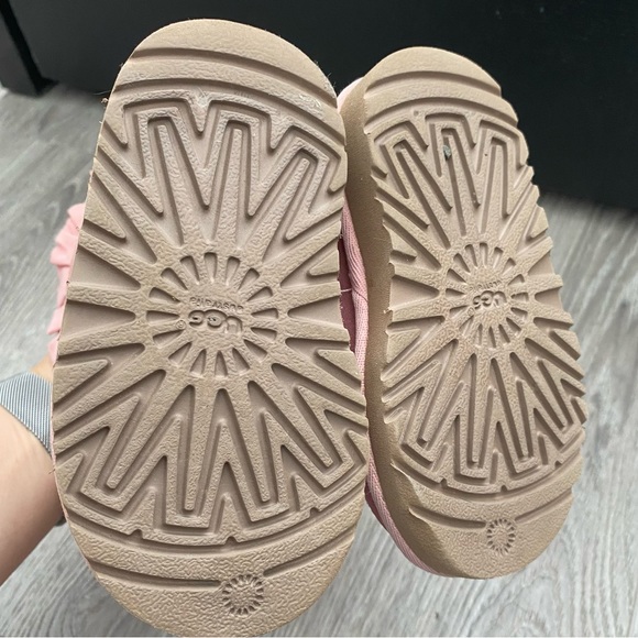 Kids Ugg Bailey Bow Light Pink Boots - Picture 12 of 16
